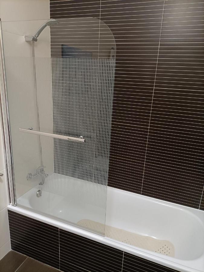 Modern 1Br For 4 - Great For Long Stays, 10 Min To Attractions บีลาโนวาเดกายา ภายนอก รูปภาพ